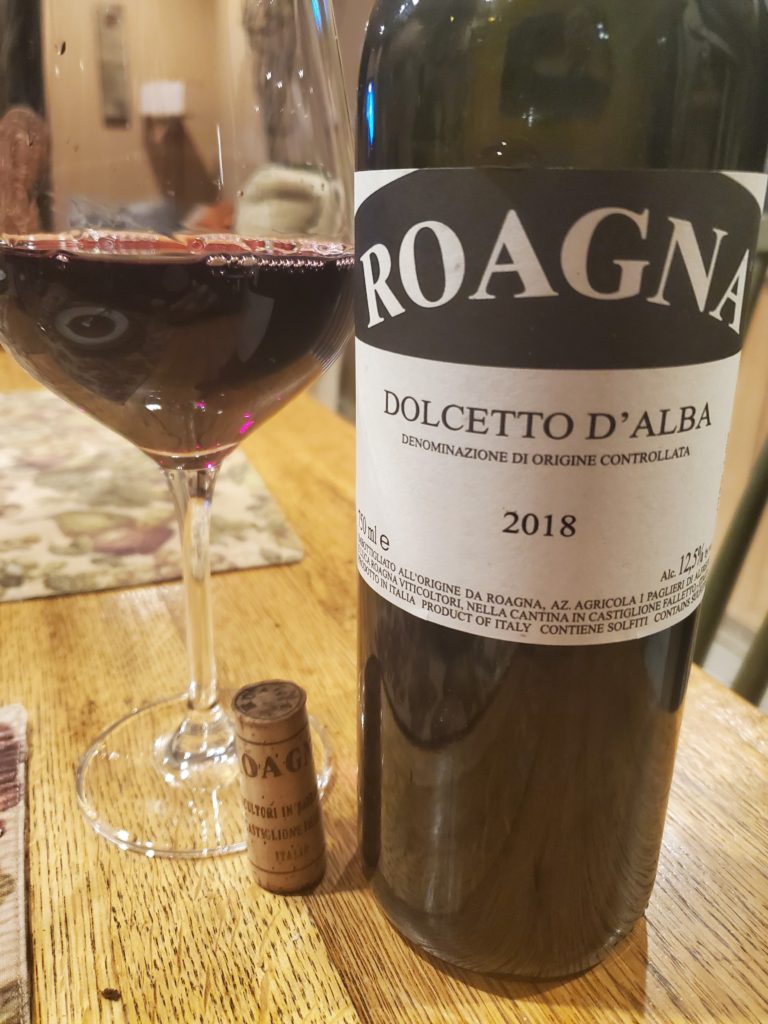 ROAGNJ 
DOLCETTO D'ALBA 
DENOMINAZIONE Dr ORIGINE CONTROLLATA 
2018 
DUCT OF ITALY CONTIENE soLFIT1 